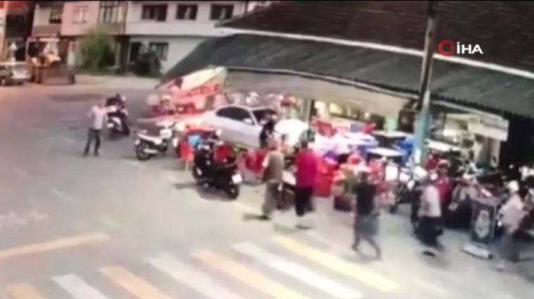 Davetsiz misafir! Lüks otomobil kahvehaneye daldı. Facianın eşiğinden dönüldü - Resim: 13